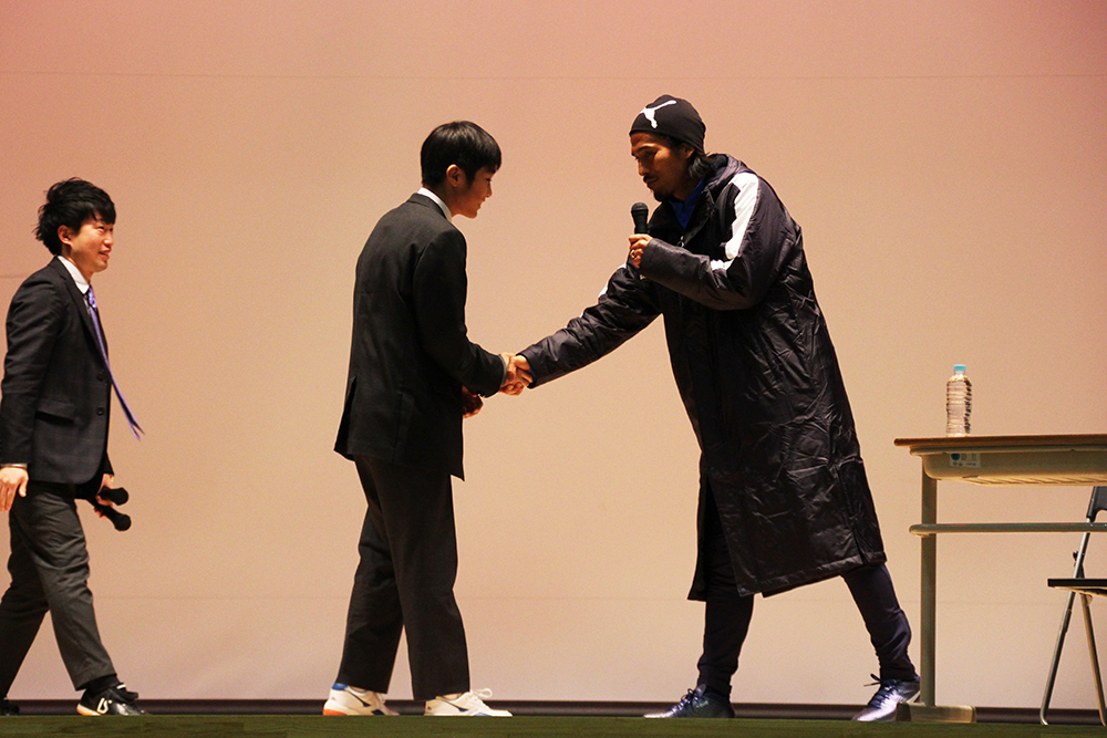 代表質問者と握手する中澤選手