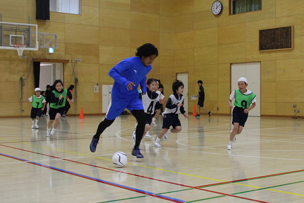 子どもたちと一緒にダッシュする中澤選手