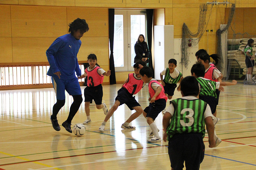 中澤選手のボールを奪おうとする子どもたち