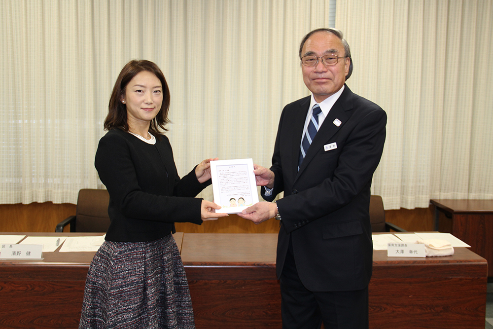 連合会長の半田さんより感謝状を受け取る濱野区長