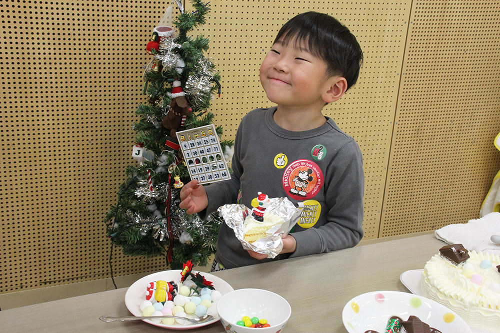 ケーキを手に嬉しそうな小学生