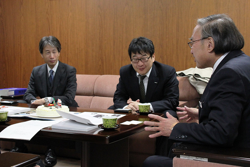 濱野区長と歓談するいすゞ自動車の皆さん