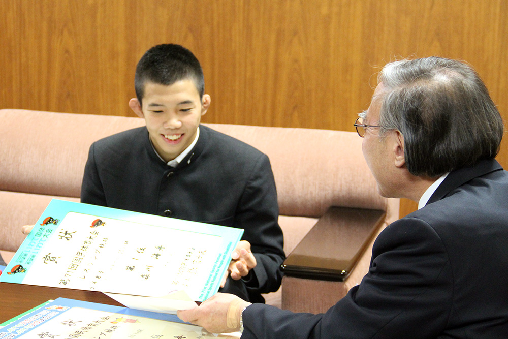 区長と懇談する森川さん