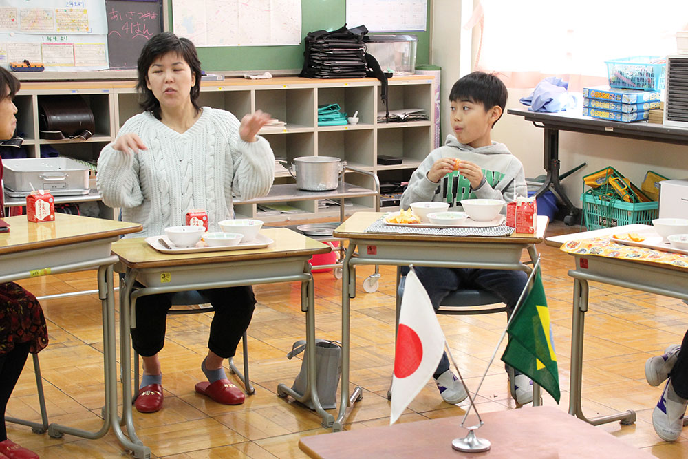 児童の質問に答えるイトウ副領事