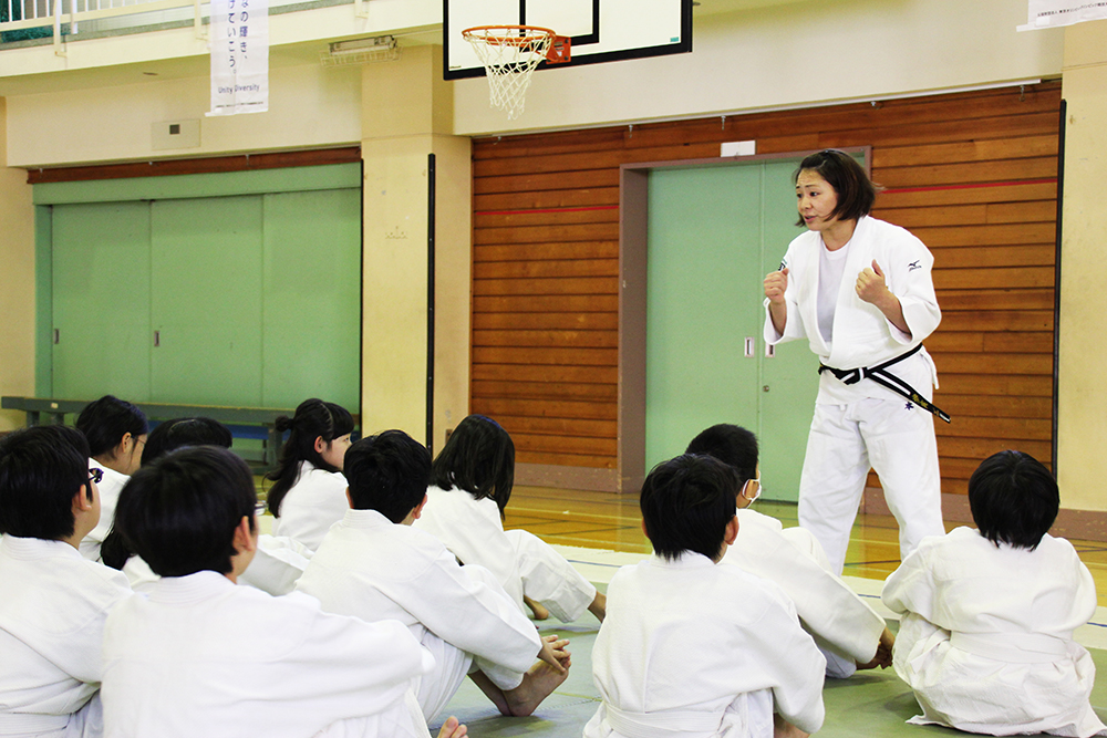 子どもたちに語り掛ける谷本さん