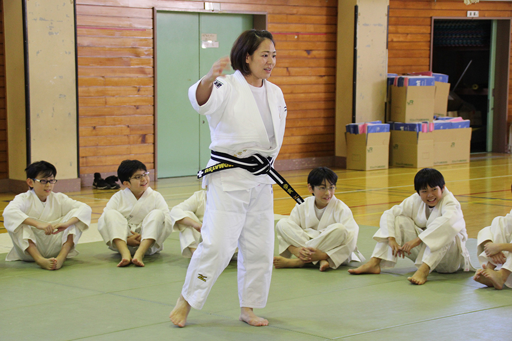 柔道の実技指導をする谷本さん