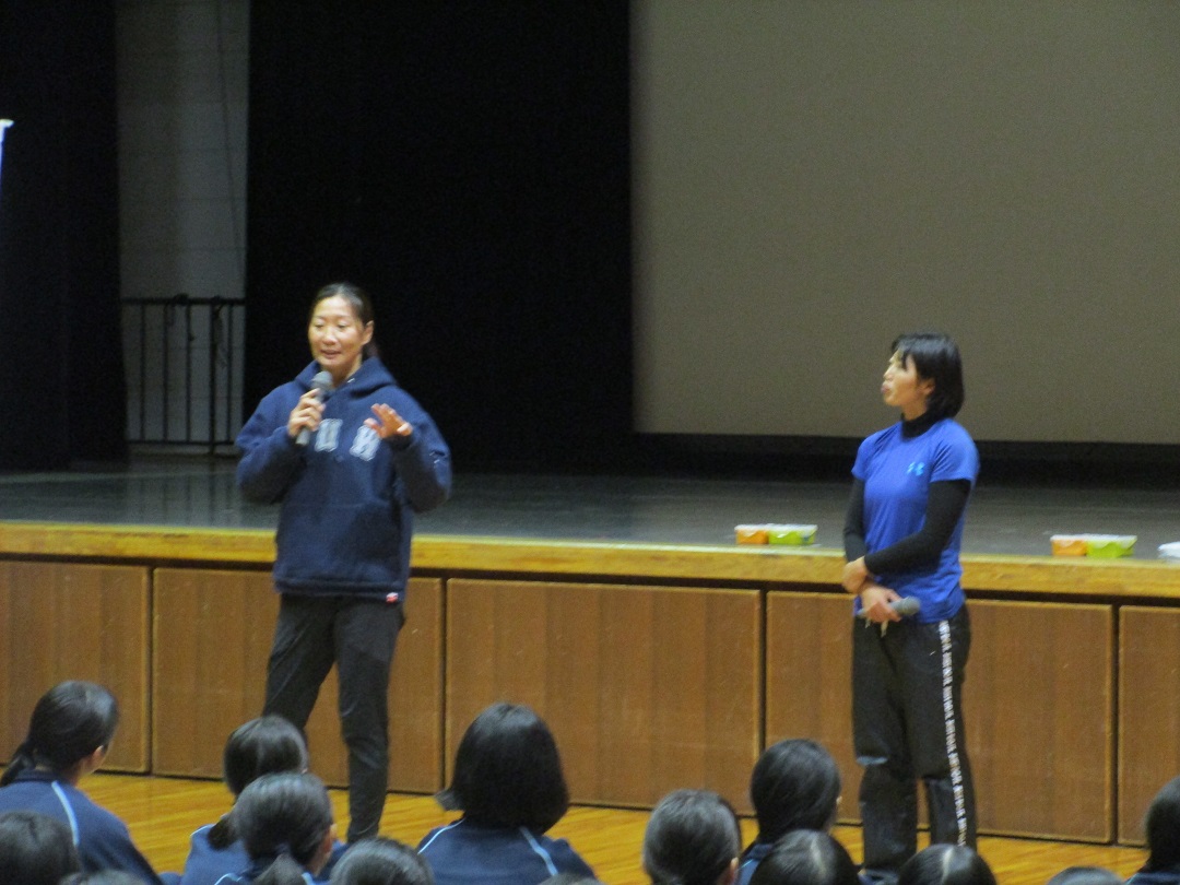 講師の田中選手(左)、松村選手(右)