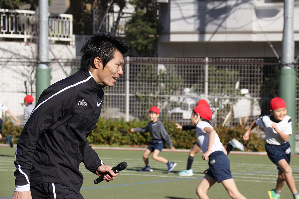 じっと児童を見つめる澤野講師