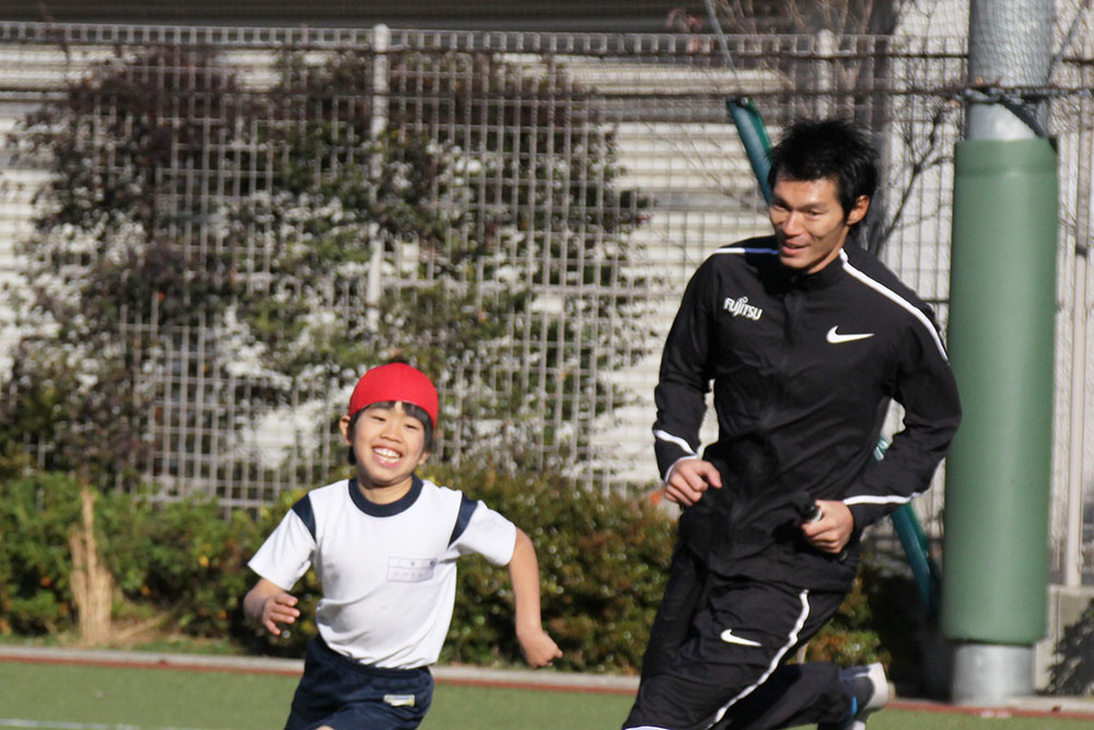 児童と一緒に走る澤野講師