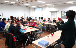 祝い鶴の折り方を聴く戸越・平塚地区の参加者