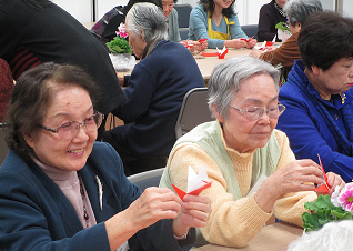 祝い鶴を折る戸越・平塚地区の参加者