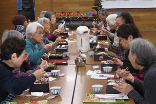 食事をする中延地区の参加者