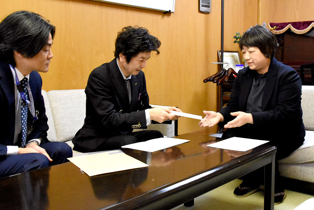 図書カートと手紙の説明をする福島部長