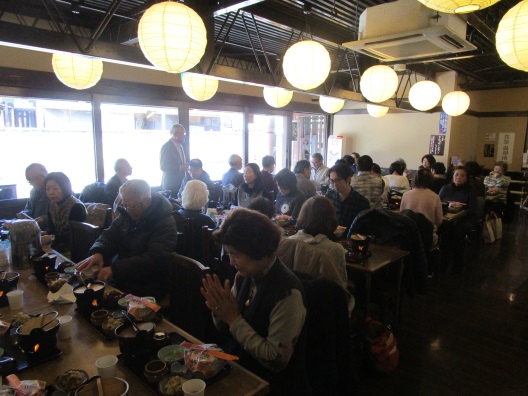 おぎのやで昼食を食べる様子