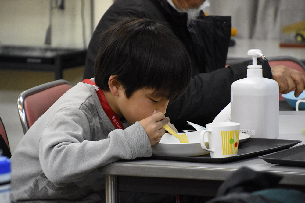 夢中で食べる子供