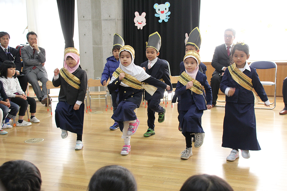 民族衣装でダンスを披露するインドネシアの児童
