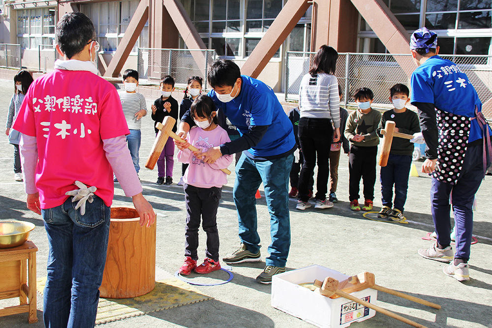 餅つき　杵の扱い方を伝授中