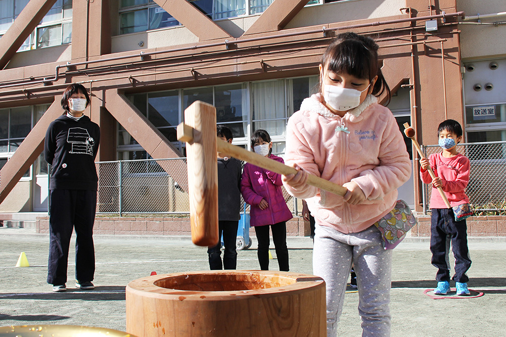 一生懸命に餅つき中　女の子