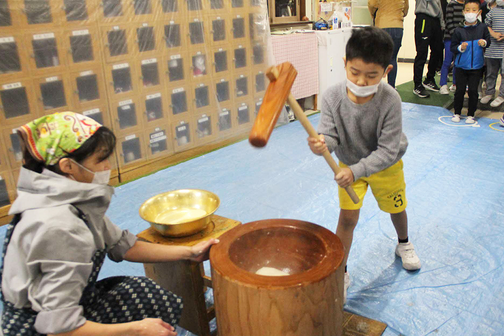 児童がもちつき体験をする様子