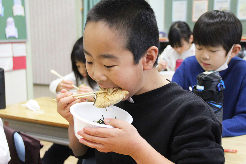 もちを食べる児童