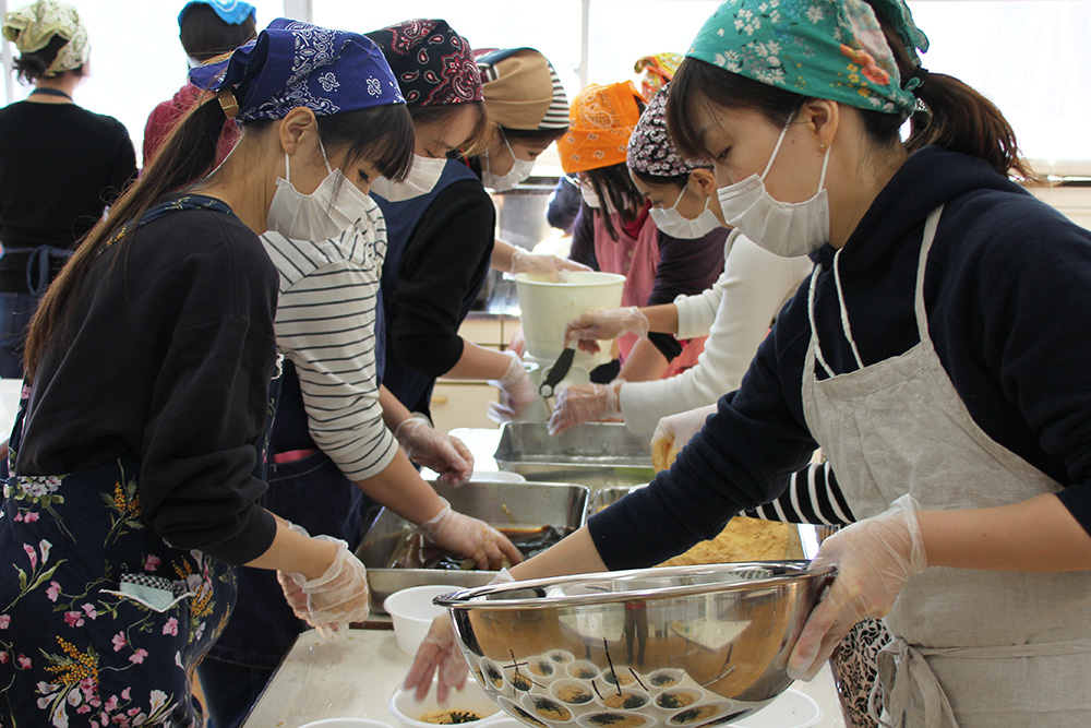 PTAの皆さん　のり醤油ときな粉で調理中