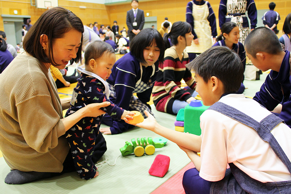 オモチャをどうぞ