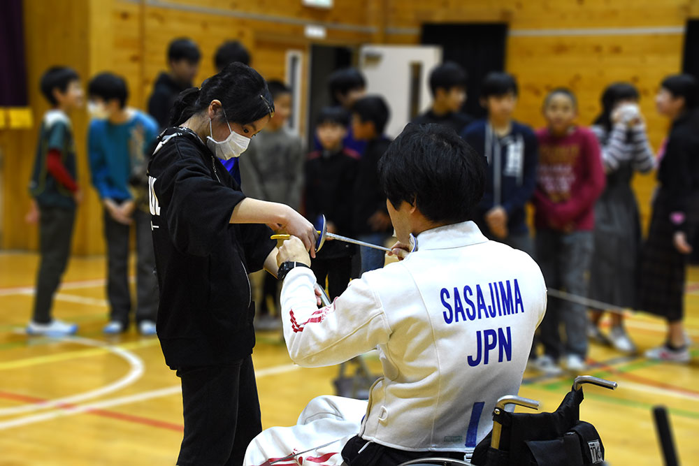 剣の持ち方を指導する角田さん