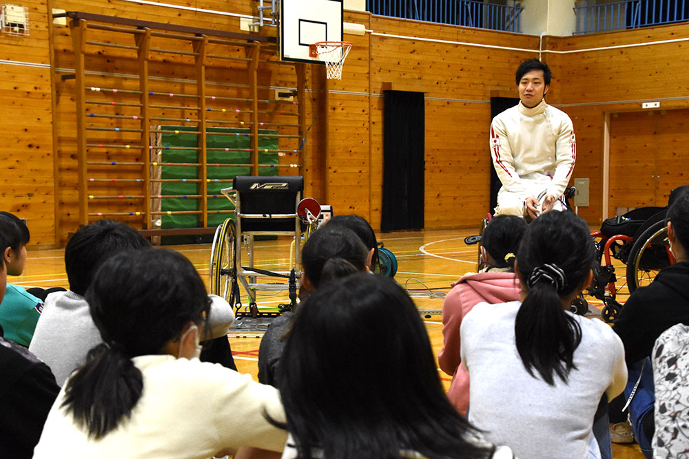 質問に答える角田さん