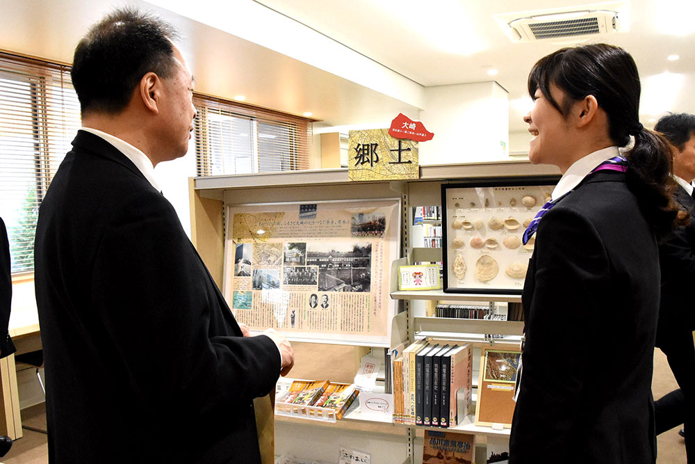 図書館中央の郷土のコーナー