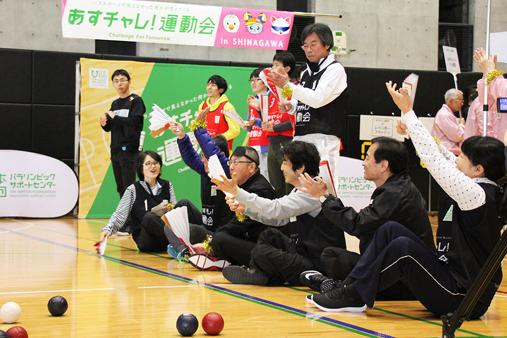 あすチャレ！運動会　ボッチャ対戦を応援する参加者