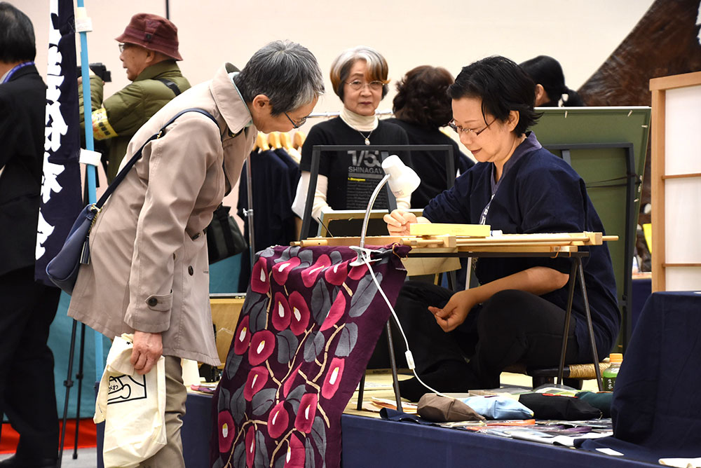 職人の手者と覗き込む男性