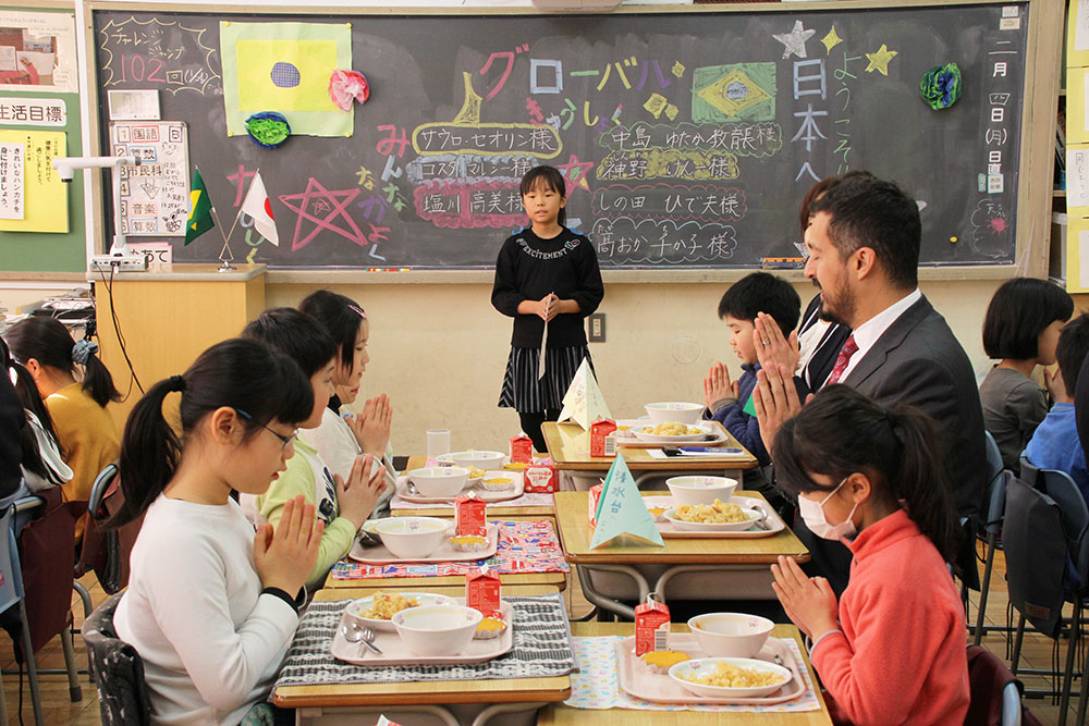 感謝のお祈りをしてグローバル給食の始まり