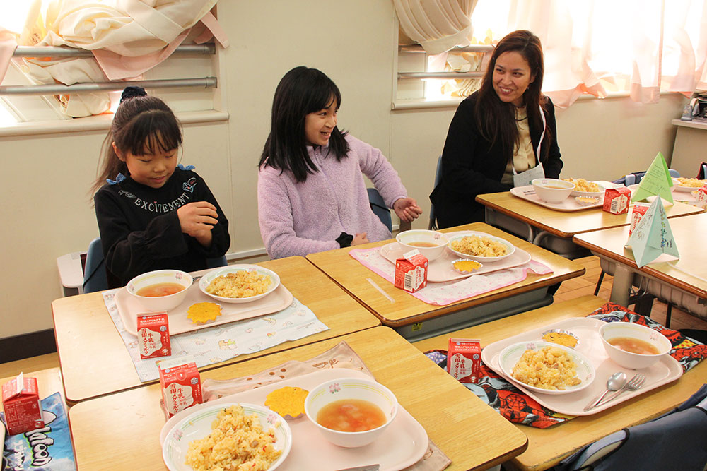 児童と一緒に給食を楽しむ