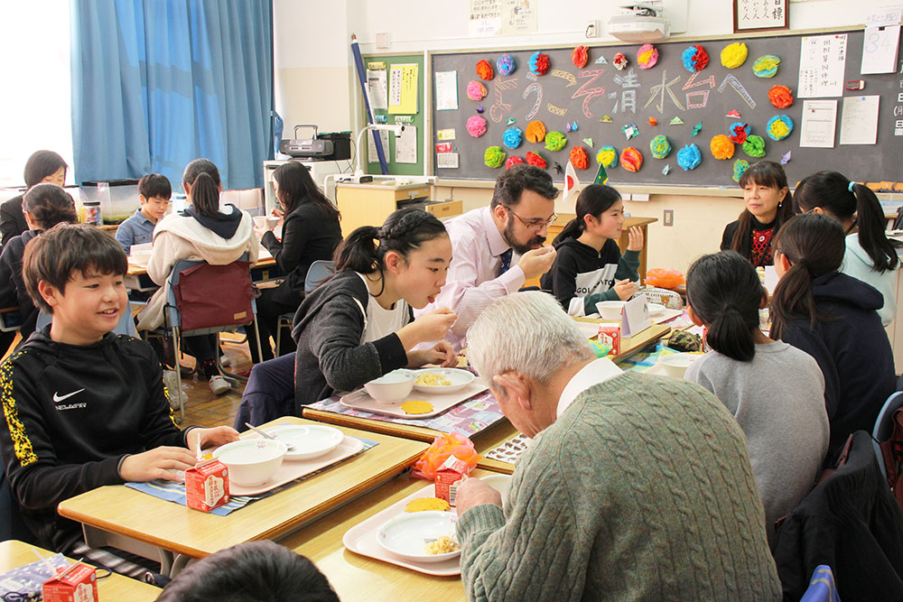 皆で楽しく給食の時間