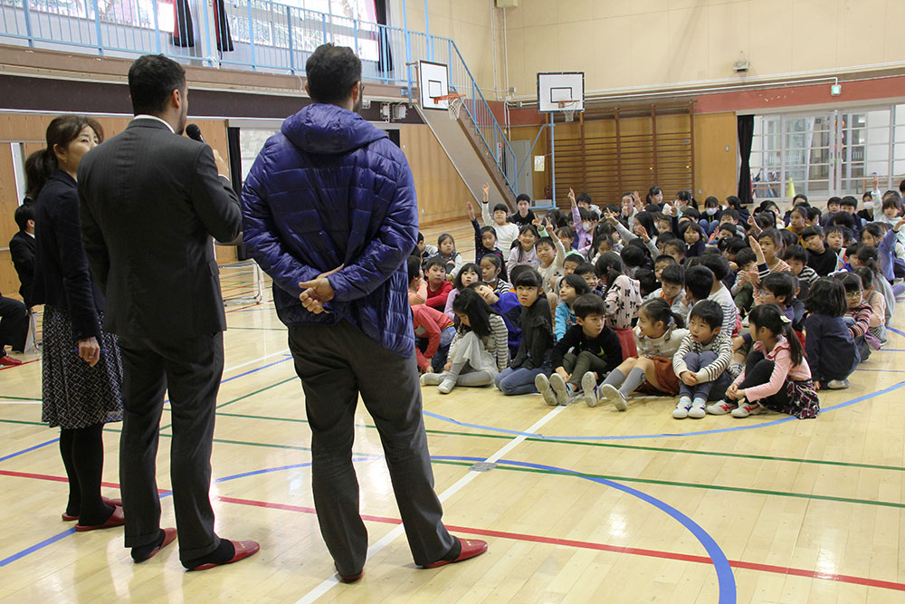 質問に答える総領事館の皆さん