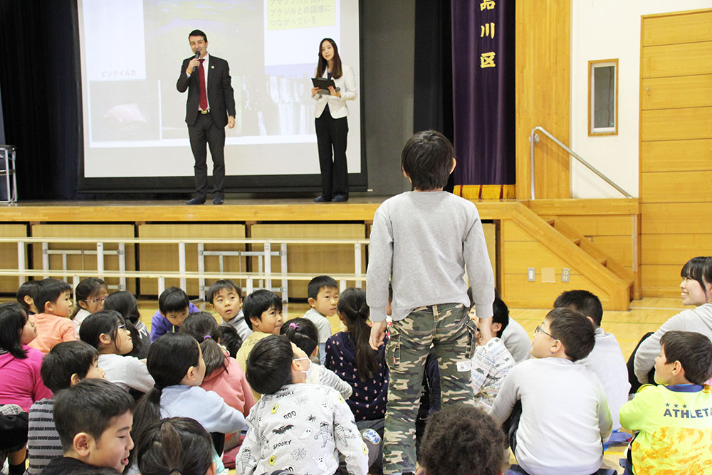 児童の質問に丁寧に答えるポサダ臨時代理大使