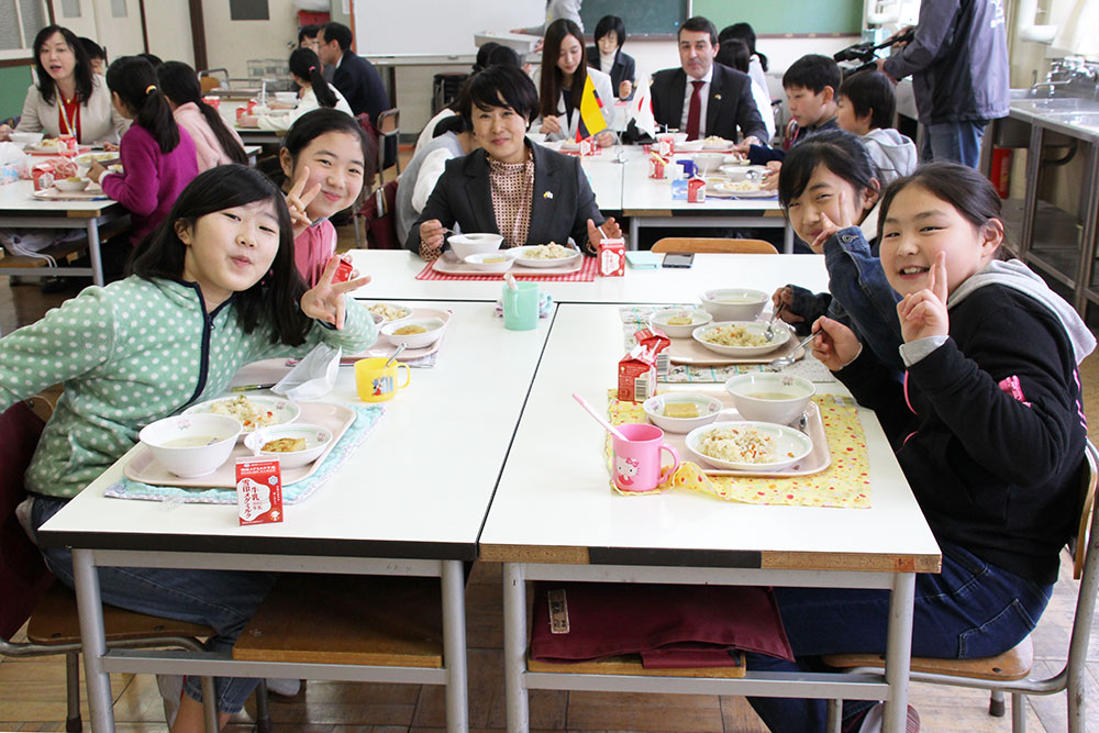 児童との給食を楽しむ大使館員