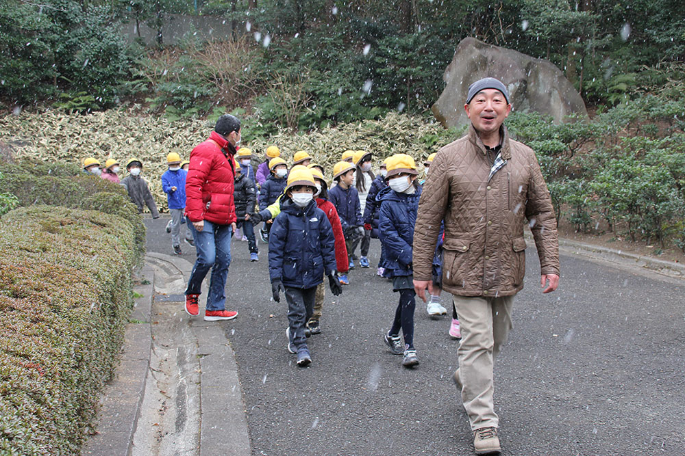 雪が舞う中、池田山公園内の「自然たんけん」