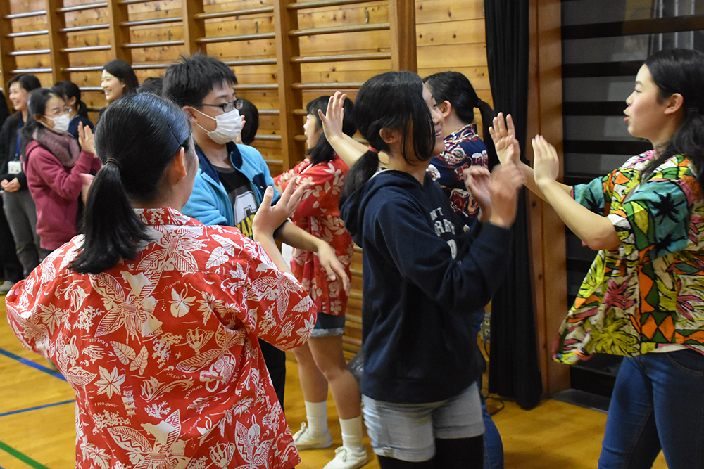 見送りをする劇団員