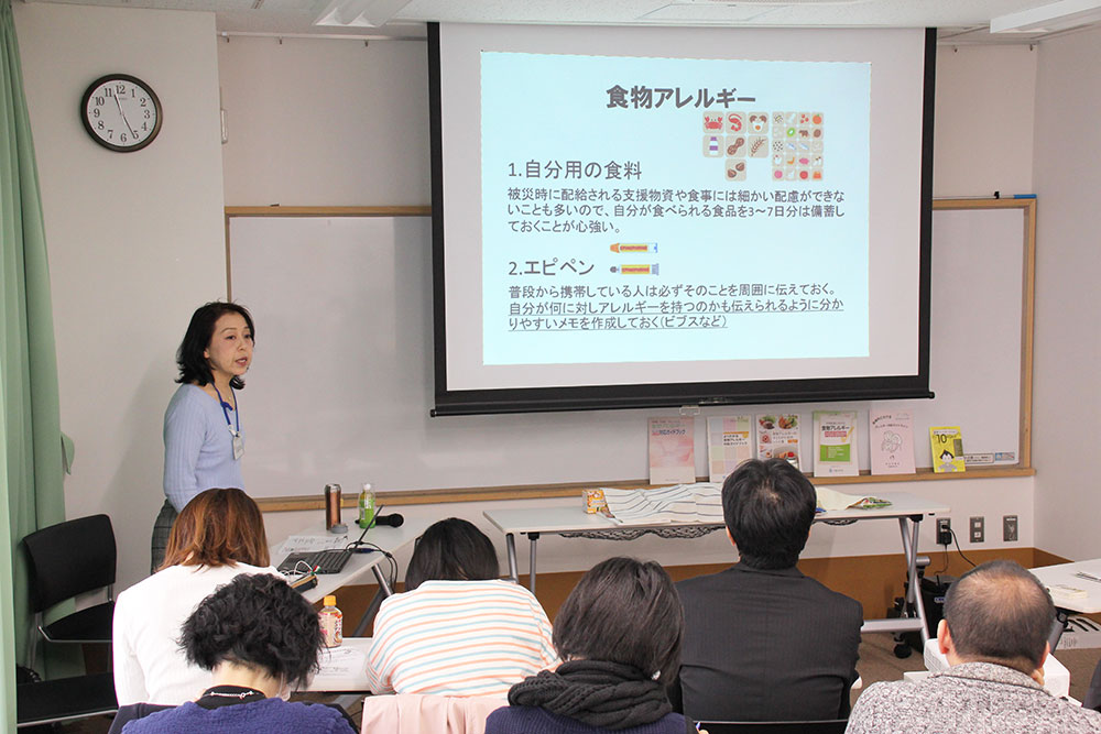 災害時の食の備蓄について講演する來原栄養士