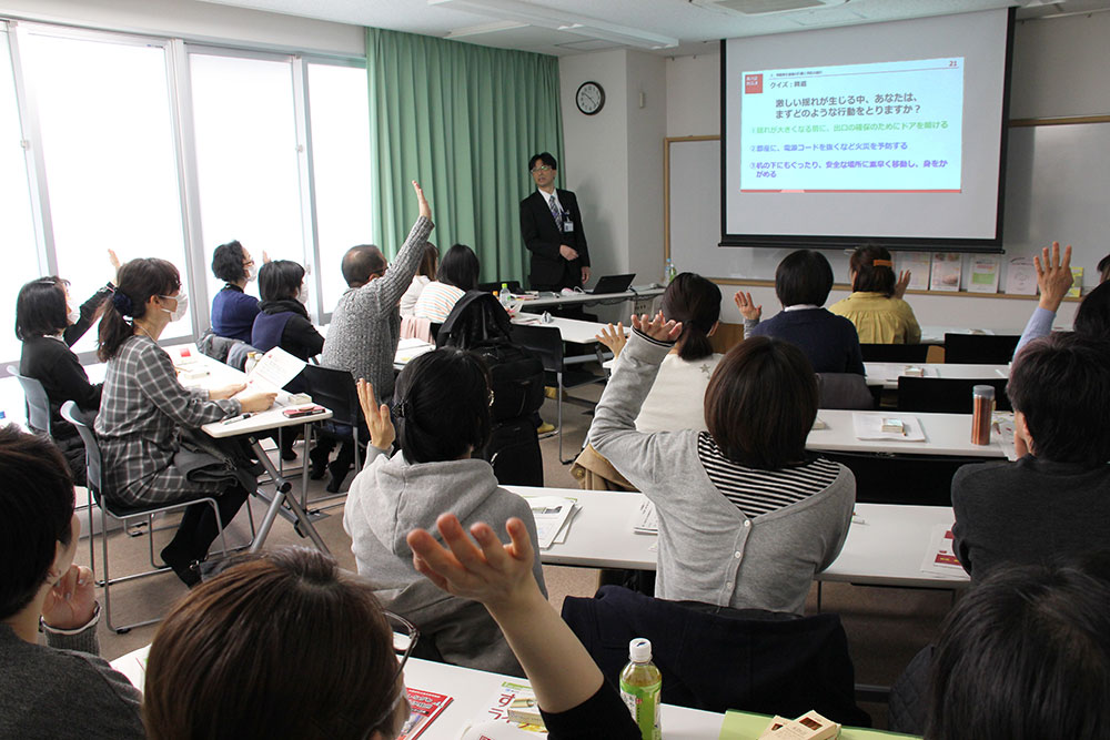 地震災害について品川区の取り組みを話す防災担当者