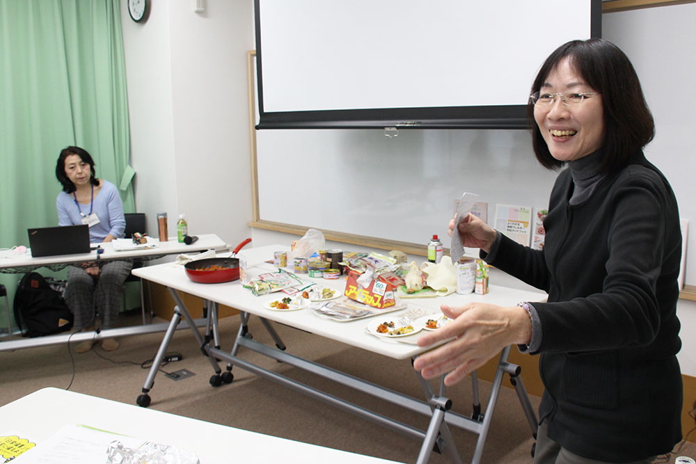 災害時の日常備品を前に前田さん