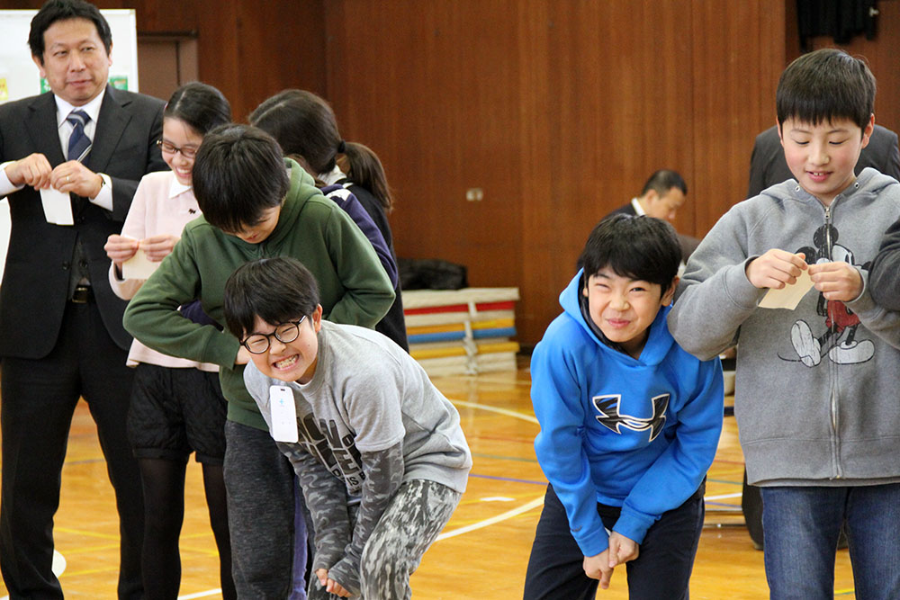 破れない投票用紙と破ろうとする子どもたちと校長先生