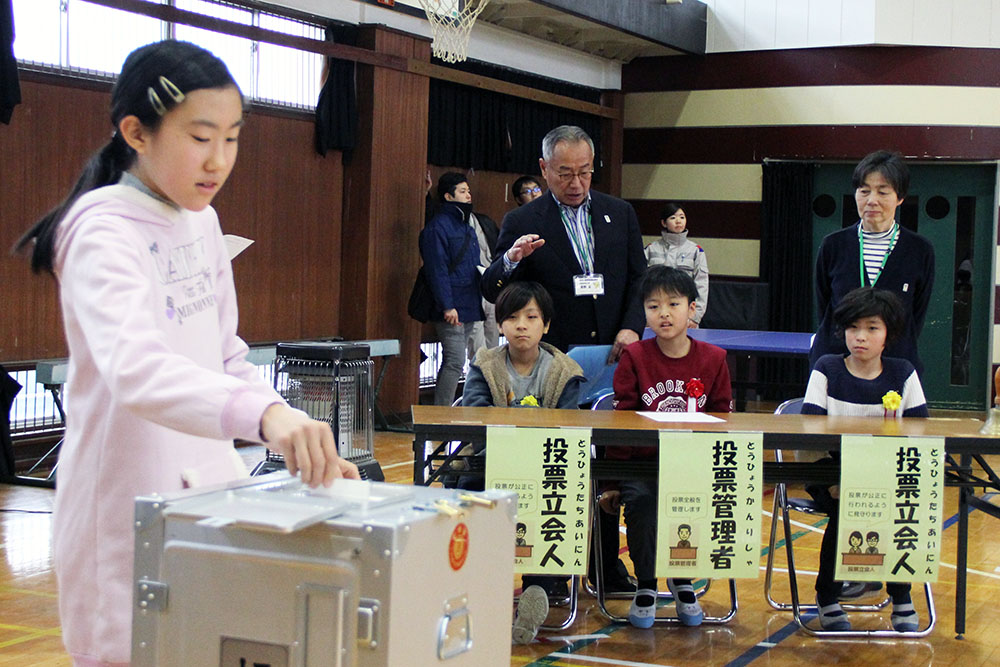 投票を見守る管理者と立会人