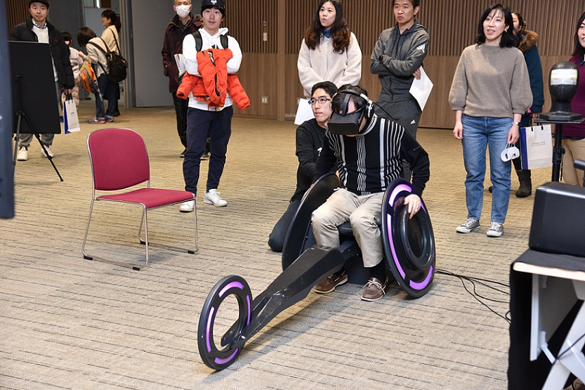 VRによる競技用車いす体験