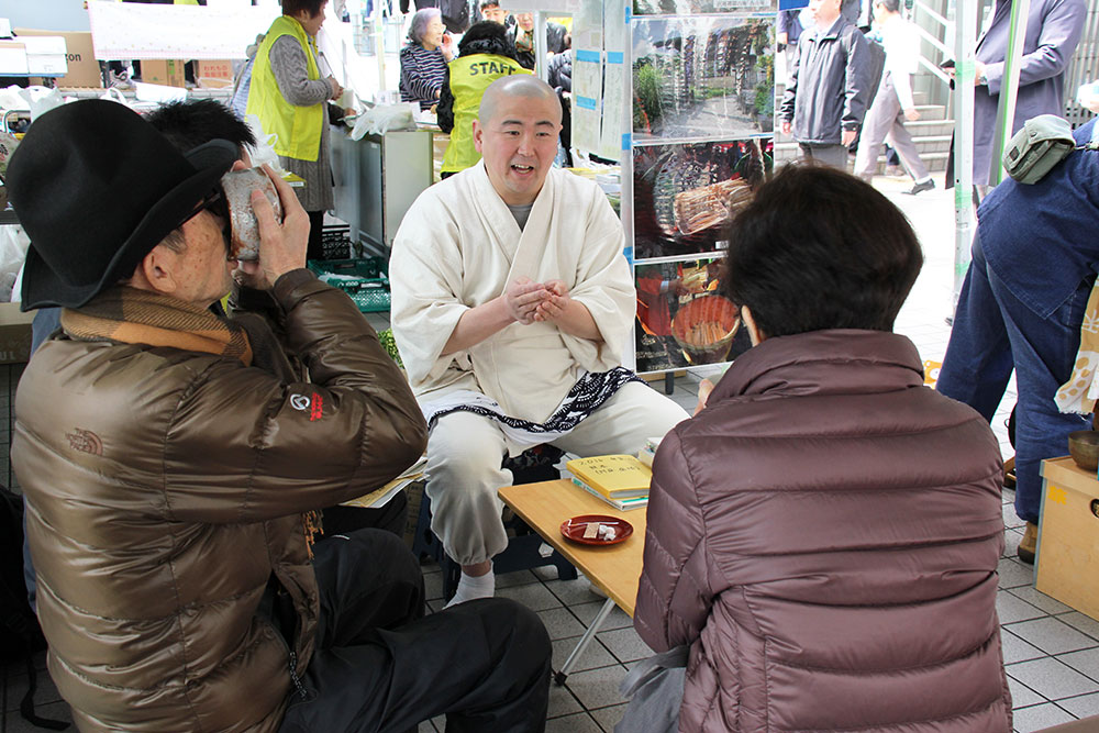 抹茶、たくあんをいただきながら小原住職との懇話