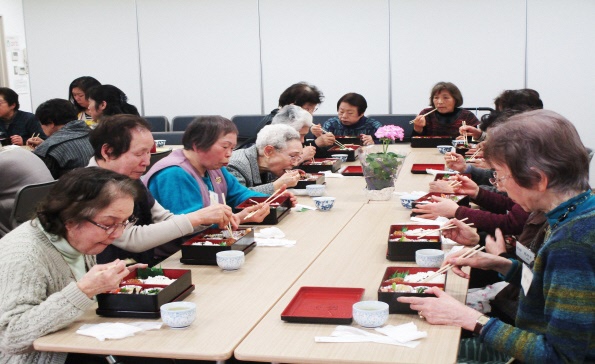 会食を楽しむ戸越・平塚地区の参加者