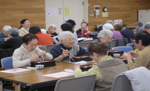 会食を楽しんでいる琴にあわせて大きな声で歌う中延地区の参加者