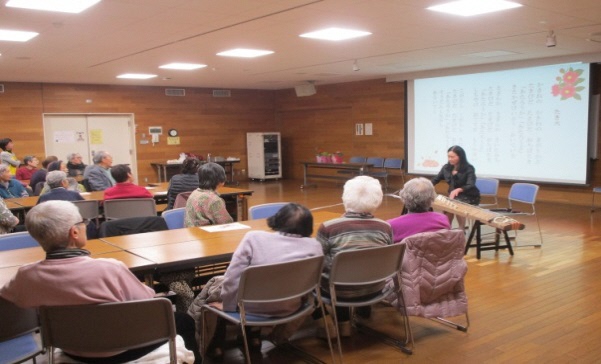 琴に合わせて歌を歌う琴にあわせて大きな声で歌う中延地区の参加者