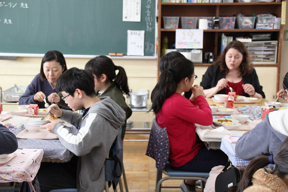 6年生のクラスで一緒に給食